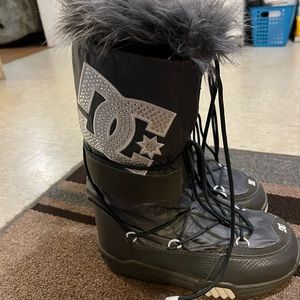 DC Womens size 8 snowboard boots